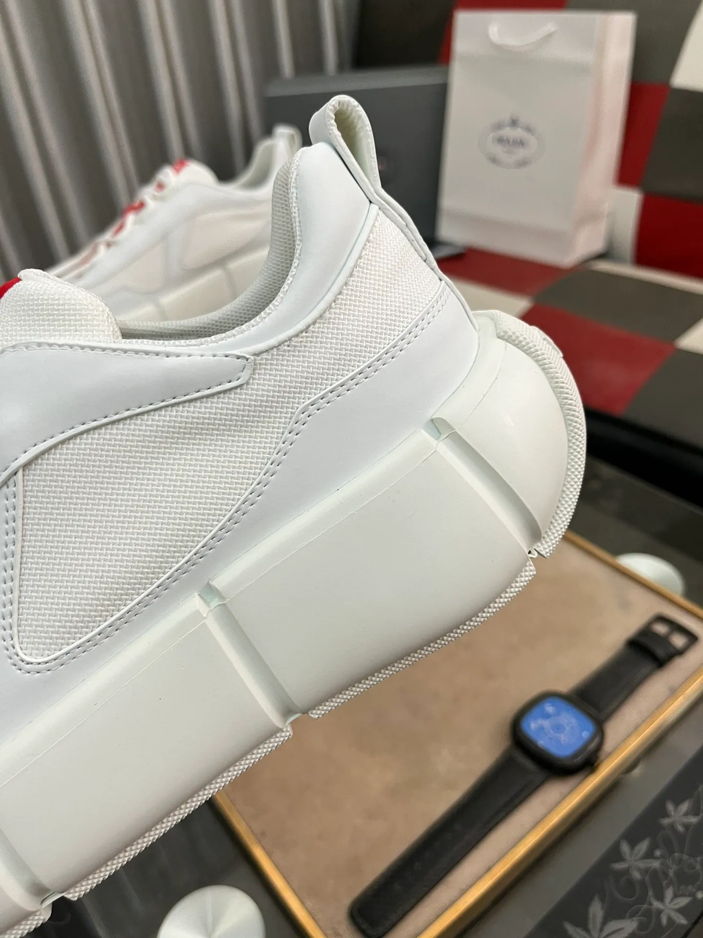 Men's shoes 💰540⌚️⌚️ PRADA/Prada men's lace-up casual sports shoes, the upper is made of cowhide leather and breathable mesh. It is soft, comfortable and breathable. The tongue is decorated with the PRADA brand letter logo. The thick rubber sole echoes the red label tongue. The style is fashionable and elegant. The details are carefully crafted. A super fashionable casual sports shoe with excellent breathability!  Size: 38-443️⃣Colors available